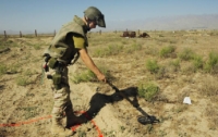 Norsk soldat fjerner miner i Afghanistan